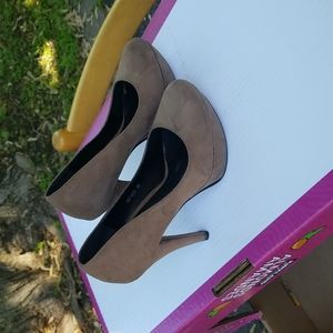 Italian suede taupe pumps